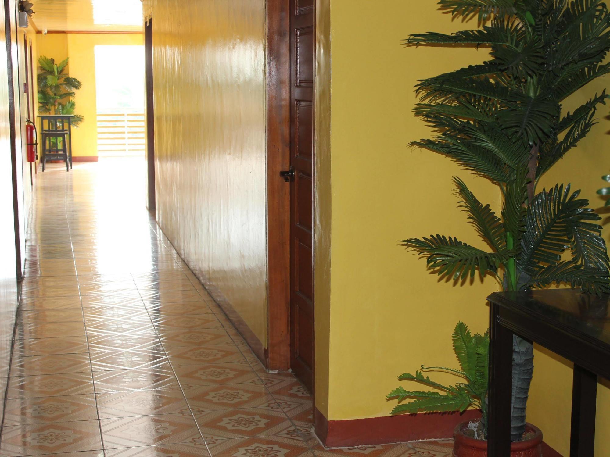 Reddoorz Near Golden Sarok Shrine Hotel Kalibo Exterior foto